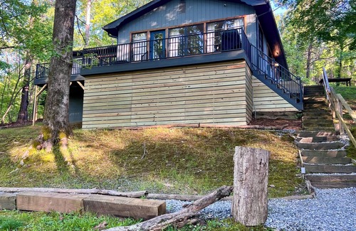 Troutman Cabaña | Relaxing Lakefront Cottage on LKN - Sleeps 8, kayaks, dock, fire-pit, and more!