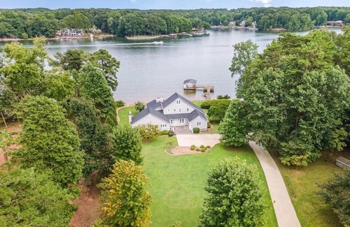 Troutman Casa | Relaxing Lakefront Home with Brand New Dock and Immaculate Vibes