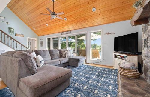 Piney Flats Casa | Relaxing Lakefront Retreat w/Hot Tub & Dock