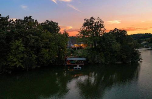 Piney Flats Casa | Relaxing Lakefront Retreat w/Hot Tub & Dock