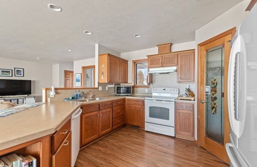 Sturgeon Bay Cabaña | Relaxing Lakefront Cottage, Kayaks, Bikes, Fishing