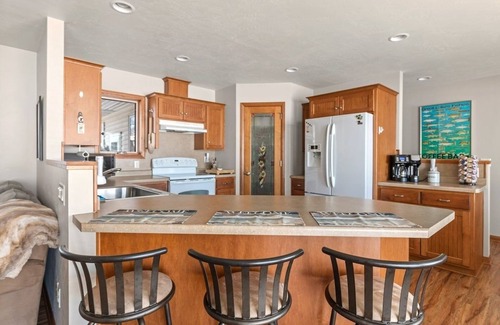 Sturgeon Bay Cabaña | Relaxing Lakefront Cottage, Kayaks, Bikes, Fishing