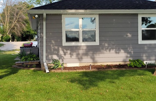 Hingham Cabaña | Relaxing lakeside cottage just 20 minutes from Road America & Fond du Lac.