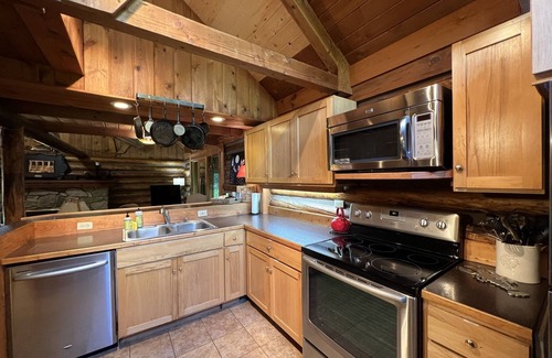 Leavenworth Cabina | Relaxing log cabin retreat!Private hot tub, Fido Friendly,WI-FI,Snomobile access