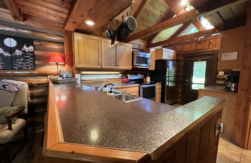 Leavenworth Cabina | Relaxing log cabin retreat!Private hot tub, Fido Friendly,WI-FI,Snomobile access