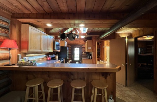 Leavenworth Cabina | Relaxing log cabin retreat!Private hot tub, Fido Friendly,WI-FI,Snomobile access