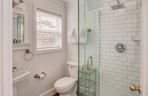 Downtown Cannon Beach Hotel | Relaxing McBee Cottage - Classic Queen Unit at Cannon Beach Hotel Collection!