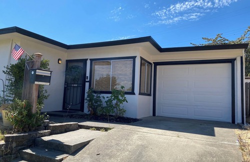Vallejo Casa | Relaxing Mid-century Bay Area bungalow