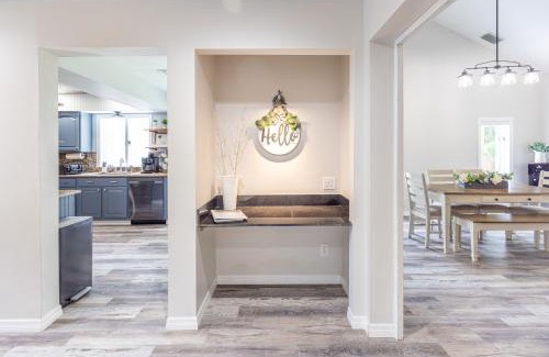 Jupiter Farms Casa | Relaxing Modern Farmhouse in Jupiter Farms. Family-and Dog-friendly!