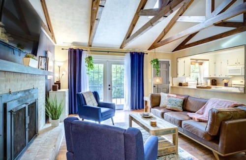 Bamboo Cabaña | Relaxing Mountain Cabin for Families with Dogs
