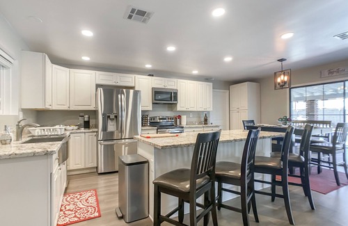 Tempe Casa | Relaxing Oasis! 5 bedroom 3 bath with Pool