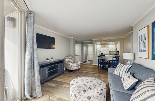McCutcheon Field Condominio | Relaxing oceanfront condo with pool, gym, kitchen, and WiFi