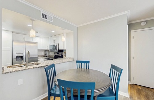 McCutcheon Field Condominio | Relaxing oceanfront condo with pool, gym, kitchen, and WiFi
