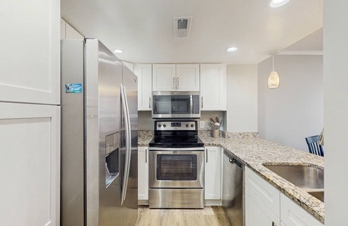 McCutcheon Field Condominio | Relaxing oceanfront condo with pool, gym, kitchen, and WiFi
