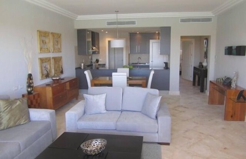 Cap Cana Marina Condominio | Relajante suite de lujo con vista al mar.