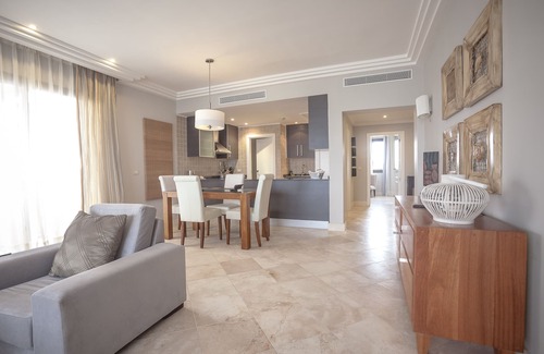 Cap Cana Marina Condominio | Relajante suite de lujo con vista al mar.