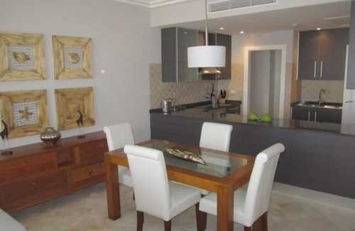 Cap Cana Marina Condominio | Relajante suite de lujo con vista al mar.