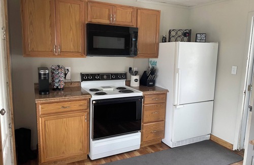 Tiltonsville Casa | Relaxing one bedroom cottage backs up to OH River