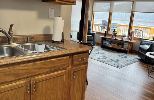 Tiltonsville Casa | Relaxing one bedroom cottage backs up to OH River
