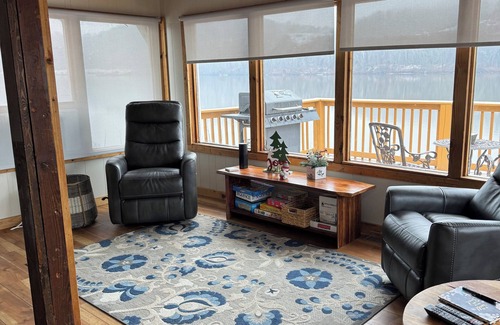 Tiltonsville Casa | Relaxing one bedroom cottage backs up to OH River