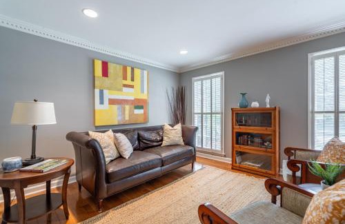 Dunwoody Casa | Relaxing Open-Air Home with Sunroom & Forest Views