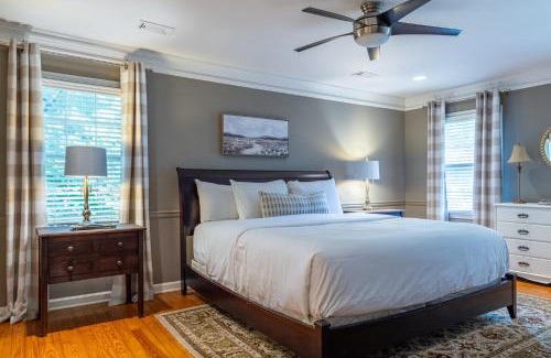 Dunwoody Casa | Relaxing Open-Air Home with Sunroom & Forest Views