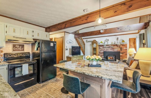 Bushkill Chalet De Esquí | Relaxing Pocono Escape with Hot Tub and Game Room