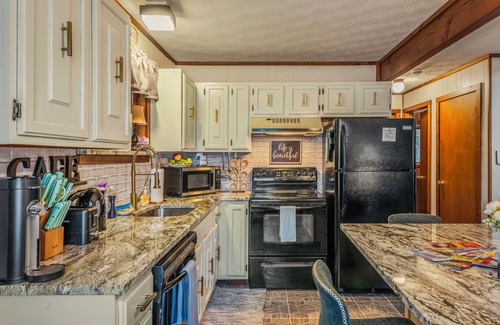 Bushkill Chalet De Esquí | Relaxing Pocono Escape with Hot Tub and Game Room