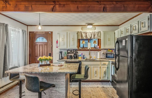 Bushkill Chalet De Esquí | Relaxing Pocono Escape with Hot Tub and Game Room