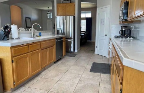 Rosedale Casa | Relaxing Pool and Spa Beautiful NW Bakersfield