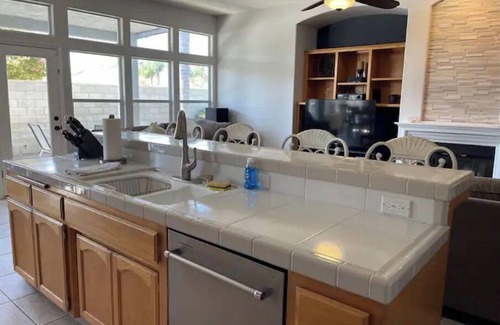 Rosedale Casa | Relaxing Pool and Spa Beautiful NW Bakersfield