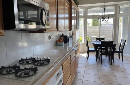 Rosedale Casa | Relaxing Pool and Spa Beautiful NW Bakersfield