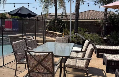 Alessandro Heights Apartamento | Relaxing Poolside Getaway Guest House