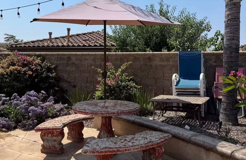 Alessandro Heights Apartamento | Relaxing Poolside Getaway Guest House