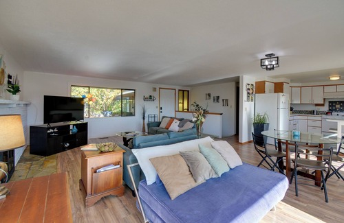 Poulsbo Casa | Relaxing Poulsbo Duplex w/ Liberty Bay Views!