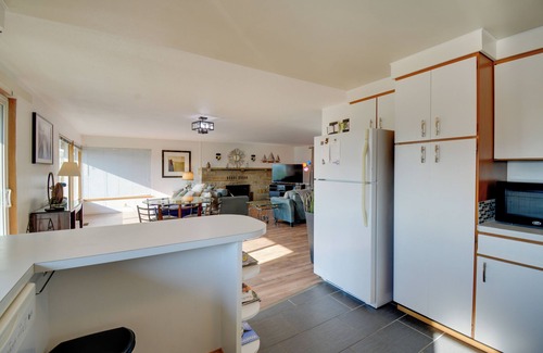 Poulsbo Casa | Relaxing Poulsbo Duplex w/ Liberty Bay Views!