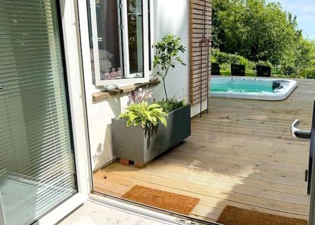 Niton Apartamento | Relaxing private entrance ensuite room with stunning sea view and swimspa