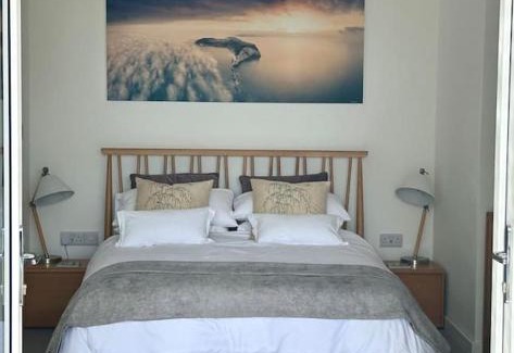 Niton Apartamento | Relaxing private entrance ensuite room with stunning sea view and swimspa
