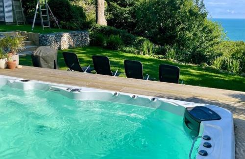 Niton Apartamento | Relaxing private entrance ensuite room with stunning sea view and swimspa