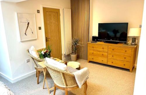 Niton Apartamento | Relaxing private entrance ensuite room with stunning sea view and swimspa