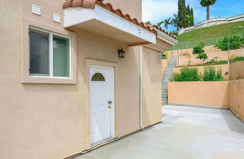 West Covina Casa | Relaxing Private Getaway With Bright Interiors