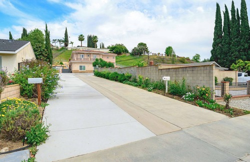 West Covina Casa | Relaxing Private Getaway With Bright Interiors