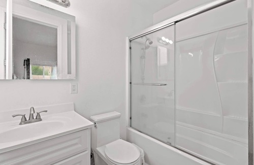 West Covina Casa | Relaxing Private Getaway With Bright Interiors