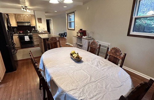 Berkeley Springs Cabina | Relaxing & Rejuvenating Retreat w/Hot tub, Pool, Sauna, & Games for family+pets