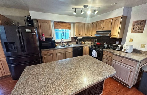 Berkeley Springs Cabina | Relaxing & Rejuvenating Retreat w/Hot tub, Pool, Sauna, & Games for family+pets