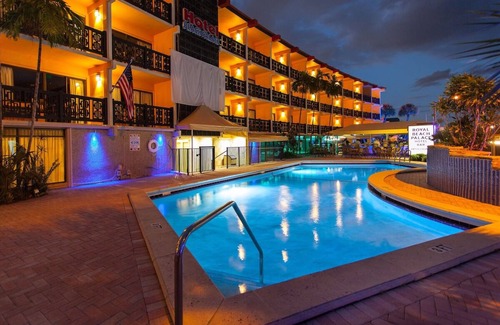 Galt Mile Hotel | Relaxing Retreat with Onsite Pool | 2 Suites Near Downtown Attractions