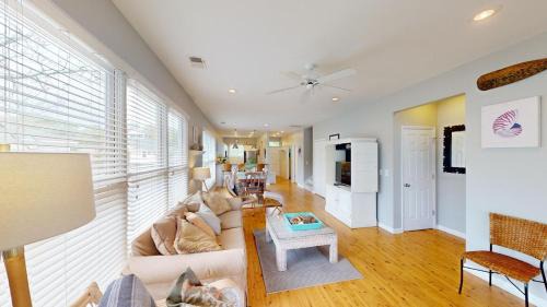 Litchfield by the Sea Villa | Relaxing Retreat by the Lake