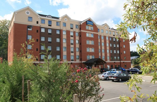 Aquia Harbour Condominio | Relaxing Retreat in Stafford! Shared Indoor Pool + FREE Breakfast