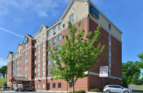 Aquia Harbour Condominio | Relaxing Retreat in Stafford! Shared Indoor Pool + FREE Breakfast