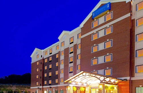Aquia Harbour Condominio | Relaxing Retreat in Stafford! Shared Indoor Pool + FREE Breakfast